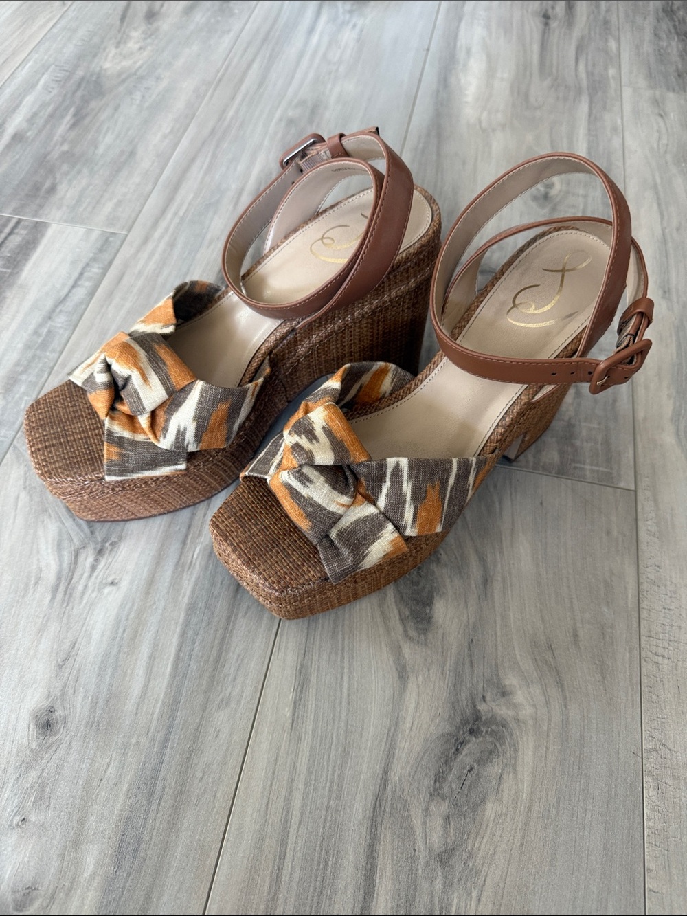Brown Woven Platform Wedge Sandals with Patterned Knot Strap